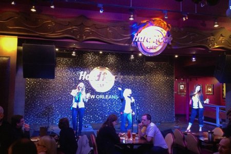 3 dames betreden het podium van het Hard Rock Cafe van New Orleans